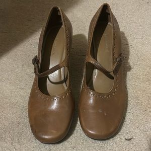 Naturalizer round toe heels with strap